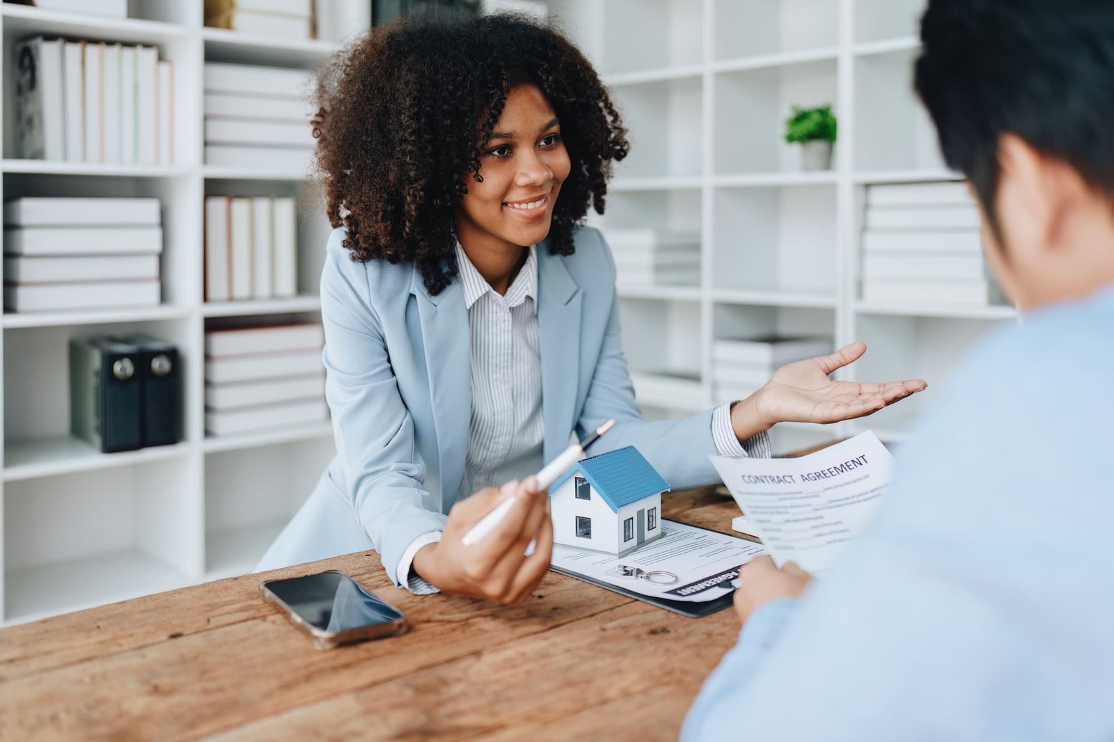 Mujer mostrando contrato inmobiliario a cliente